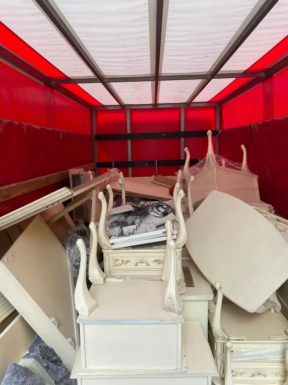 Die Ladefläche des Lkw voller heller Möbel