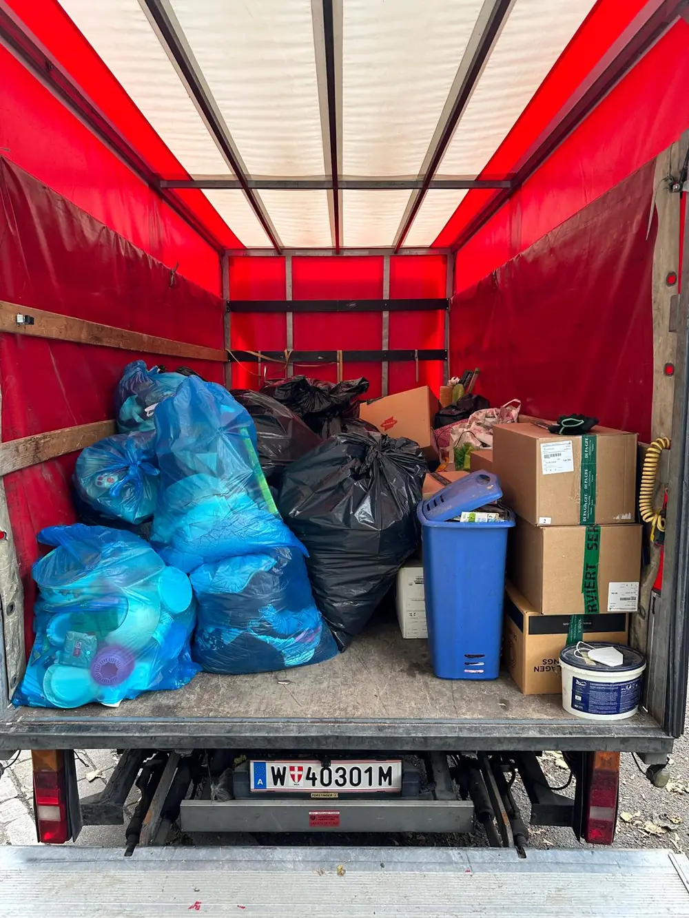 Säcke, Kisten und Behälter, nach Material sortiert auf der Ladefläche